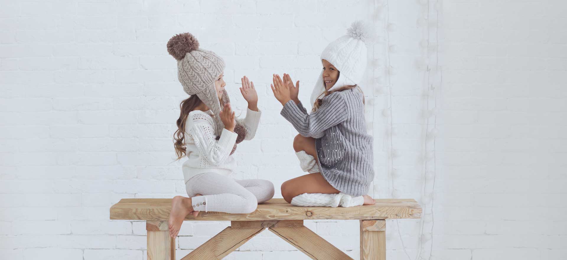 slider-grafik-winter-kids-flatgraphic Plakat i ramme - familie - mor, far, søn og datter